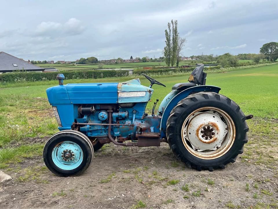 Ford 3000 Super Dexta Vineyard Tractor with 5659 hours, ideal for vineyard and agricultural tasks