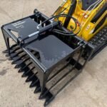New/Unused 2025 Captok 44" Hydraulic Mini Skidsteer Muck/Log Grab - Image 3