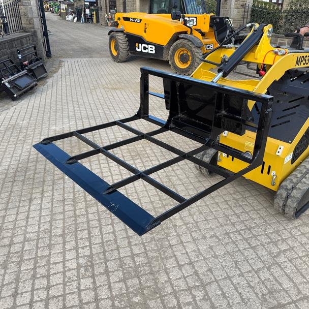 Compact GIYI leveller for mini skidsteer loaders used for arena maintenance