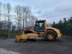 BOMAG/STA VV1100DB SINGLE DRUM VIBRATING ROLLER WITH BLADE - Image 2